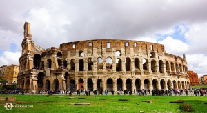 The Shen Yun New York Company takes a break to visit the Colosseum in Rome. It seems we weren't the only ones who had this idea. (Photo by dancer Felix Sun)