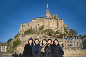Shen Yun International Company dancers in front of Le Mont Saint-Michel. (Photo by projectionist Annie Li)